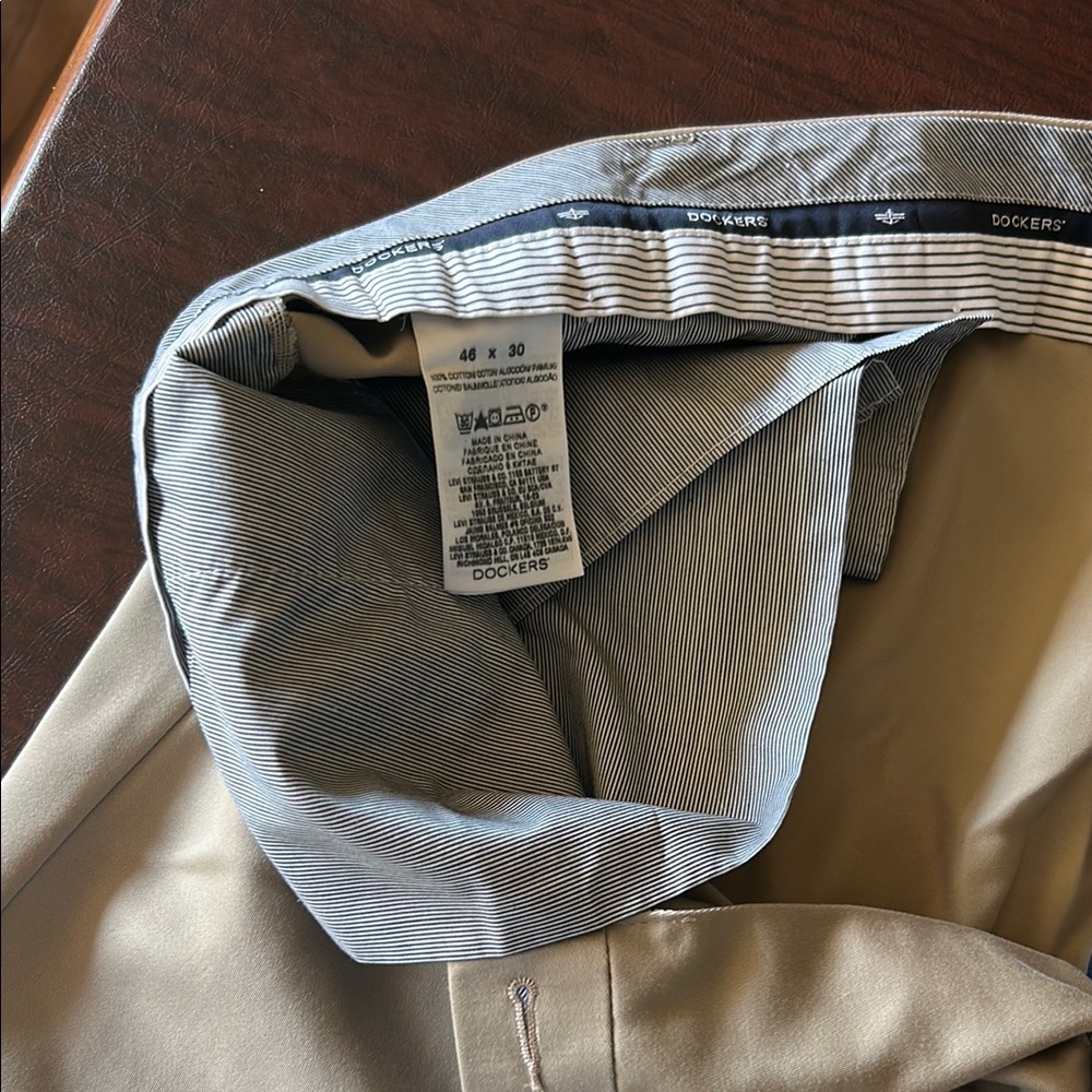 Dockers Men's Khaki Chinos Pants